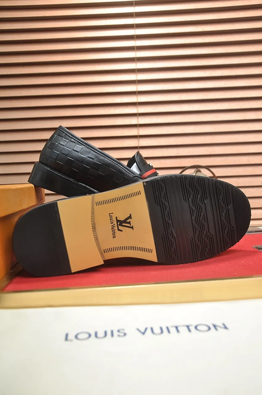 Men's men's shoes 💰460💶 [LV] (original single cowhide lining) 🍀LV's latest genuine leather business suit shoes are launched simultaneously on the official website. The first-layer cowhide imported from Italy is made of heavy gold, 💥1:1 rubber outsole from the official website. Versatile to wear, high-end without losing class, and the color combination is extraordinary. This four-season style is alluring when worn on your feet, showing off your big-name flair. Standard code 38-45 (45 customized)